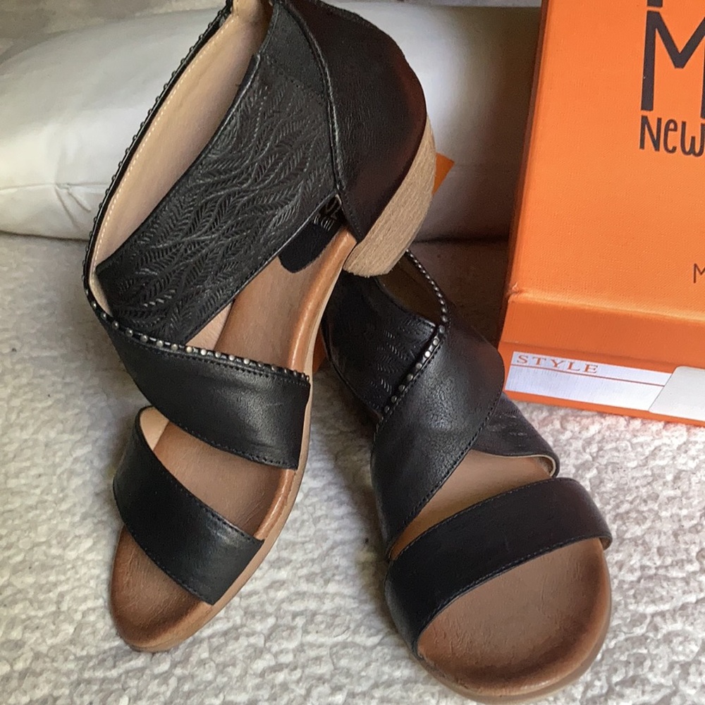 Mix Mooz Sandals Black 8.5 New In Box